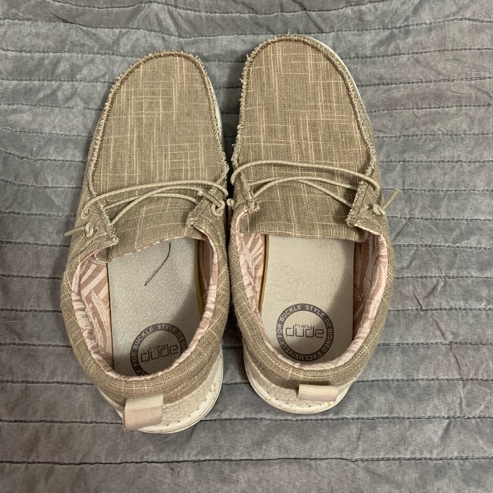 Women’s size 10 heydudes.
